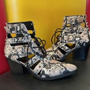 Sam Edelman Lisa block Hill buckle Gromit booties snake skin  size 9